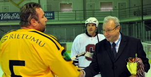 Vecie buki vēl grauž ledu