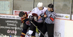 "Juniors" pēcspēles metienos uzveic "Prizmu"
