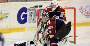 "Juniors" pēcspēles metienos uzveic "Prizmu"