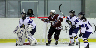 Latvijas hokejistes "bullīšos" uzveic Kazahstānas izlasi