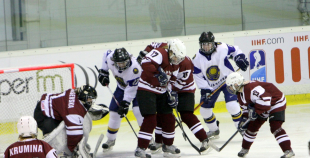 Latvijas hokejistes "bullīšos" uzveic Kazahstānas izlasi