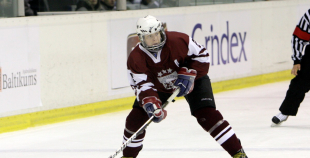 Latvijas hokejistes "bullīšos" uzveic Kazahstānas izlasi