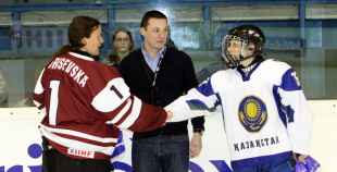 Latvijas hokejistes "bullīšos" uzveic Kazahstānas izlasi