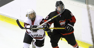 Latvijas sieviešu hokeja izlase izcīna otro uzvaru PČ pirmajā divīzijā