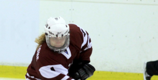 Latvijas sieviešu hokeja izlase piedzīvo sāpīgu zaudējumu pasaules čempionātā