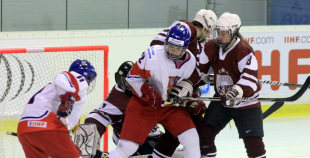 Latvijas sieviešu hokeja izlase piedzīvo sāpīgu zaudējumu pasaules čempionātā