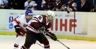 Latvijas sieviešu hokeja izlase piedzīvo sāpīgu zaudējumu pasaules čempionātā