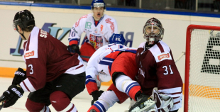 Latvijas izlase izglābjas pamatlaikā, tomēr zaudē "bullīšos"