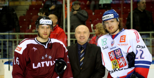 Latvijas izlase izglābjas pamatlaikā, tomēr zaudē "bullīšos"