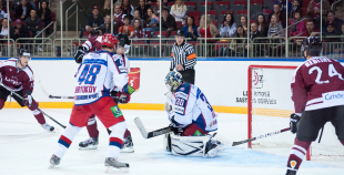 Latvijas hokeja izlase uzveic Krieviju