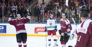 Latvijas hokeja izlase uzveic Krieviju