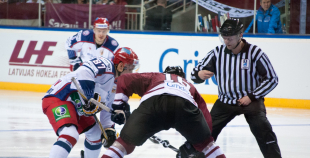 Latvijas hokeja izlase uzveic Krieviju