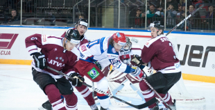 Latvijas hokeja izlase uzveic Krieviju