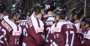 Latvijas hokeja izlase uzveic Krieviju