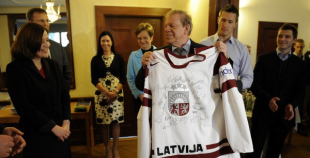 Hokejisti pieņemšanā Latvijas vēstniecībā Stokholmā
