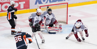 "Kreditori" pārliecinoši apspēlē jaunos SK "Rīga96" hokejistus