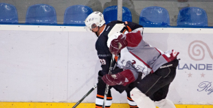 "Kreditori" pārliecinoši apspēlē jaunos SK "Rīga96" hokejistus