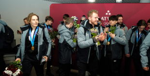 FOTO: Mājās atgriežas mūsu 3x3 olimpiskie čempioni hokejā!