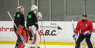 FOTO: Latvijas hokeja izlase aizvada pirmo treniņu gatavojoties pasaules čempionātam