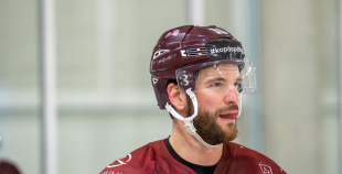 FOTO: Latvijas hokeja izlase gatavojas Pekinas olimpiskajām spēlēm