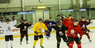 FOTO: U-20 izlases pirmdienas ledus treniņš "Volvo" ledus hallē 