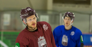 Hārtlija vadībā Latvijas valstsvienība aizvada treniņu; nosaukts arī izlases kapteinis turnīram Minskā