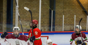 Latvijas U-18 izlase vēl vienā ilgstošā bullīšu sērijā svin uzvaru pār Baltkrieviju