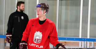 FOTO: Merzļikins un Latvijas hokeja izlases treniņš