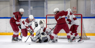 Uz oriģinālā izmēra laukumiem aizvadīti pirmie 3 pret 3 ledus treniņi