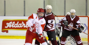 Latvijas hokejistes ar zaudējumu sāk olimpisko kvalifikācijas turnīru