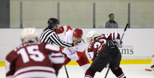 Latvijas hokejistes ar zaudējumu sāk olimpisko kvalifikācijas turnīru