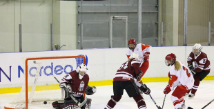 Latvijas hokejistes ar zaudējumu sāk olimpisko kvalifikācijas turnīru