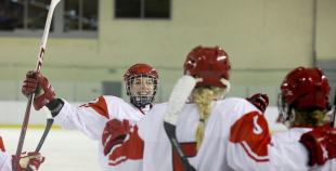 Latvijas hokejistes ar zaudējumu sāk olimpisko kvalifikācijas turnīru