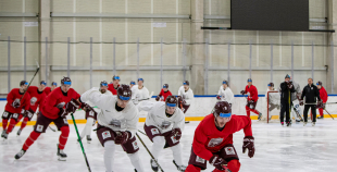 FOTO: Latvijas izlase pilnā sastāvā "slīpē" vairākumu