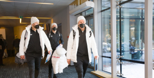 FOTO: Latvijas hokeja izlases dodas uz Pekinas olimpiskajām spēlēm