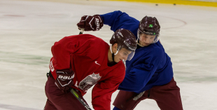 Latvijas U-20 nacionālās izlases kandidāti aizvada pirmo ledus treniņu