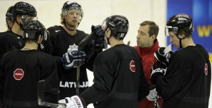 Hokeja izlases pēdējais treniņš pirms došanās uz Franciju