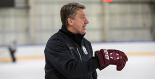 FOTO: Latvijas izlase pilnā sastāvā "slīpē" vairākumu