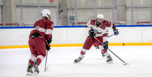 Uz oriģinālā izmēra laukumiem aizvadīti pirmie 3 pret 3 ledus treniņi