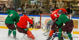 Latvijas hokeja izlase “Akropoles” ledus arēnā aizvadījusi pēdējo treniņu pirms došanās uz pasaules čempionātu 