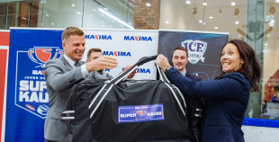 “Maxima” dāvina vārtsarga ekipējumu jaunajiem Rīgas hokejistiem