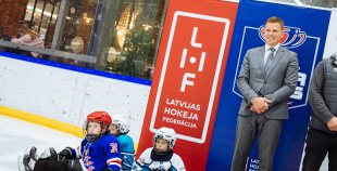 “Maxima” dāvina vārtsarga ekipējumu jaunajiem Rīgas hokejistiem