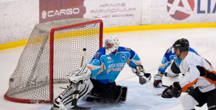 "SMScredit.lv" uzvar "Ozolnieki/MONARCH" un iegūst kausu