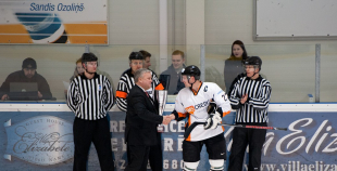 "SMScredit.lv" uzvar "Ozolnieki/MONARCH" un iegūst kausu