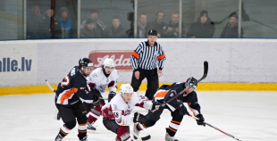 2013 LČ "SMScredit.lv" hokejisti  1. finālspēlē izcīna uzvaru