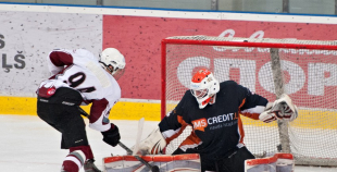 2013 LČ "SMScredit.lv" hokejisti  1. finālspēlē izcīna uzvaru