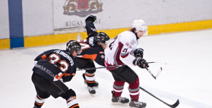 2013 LČ "SMScredit.lv" hokejisti  1. finālspēlē izcīna uzvaru