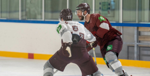 FOTO: Latvijas hokeja izlase gatavojas Pekinas olimpiskajām spēlēm