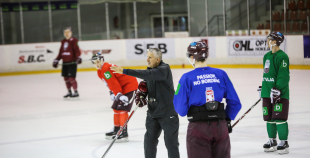 Piektdienas treniņā izlases rindas papildina vairāki līderi