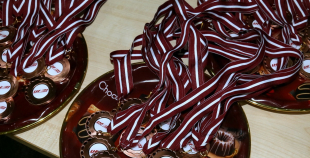 2014 LČ HK "Zemgale/LLU" hokejistiem pasniedz medaļas par 3. vietu